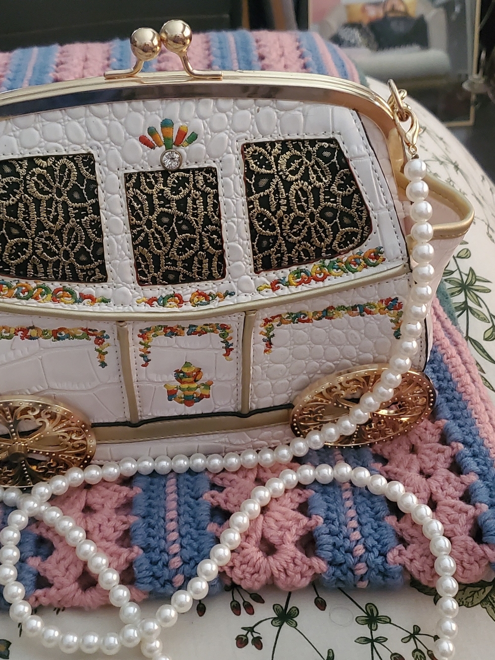 White Decorative Pearl-Handle Women’s Novelty Handbag